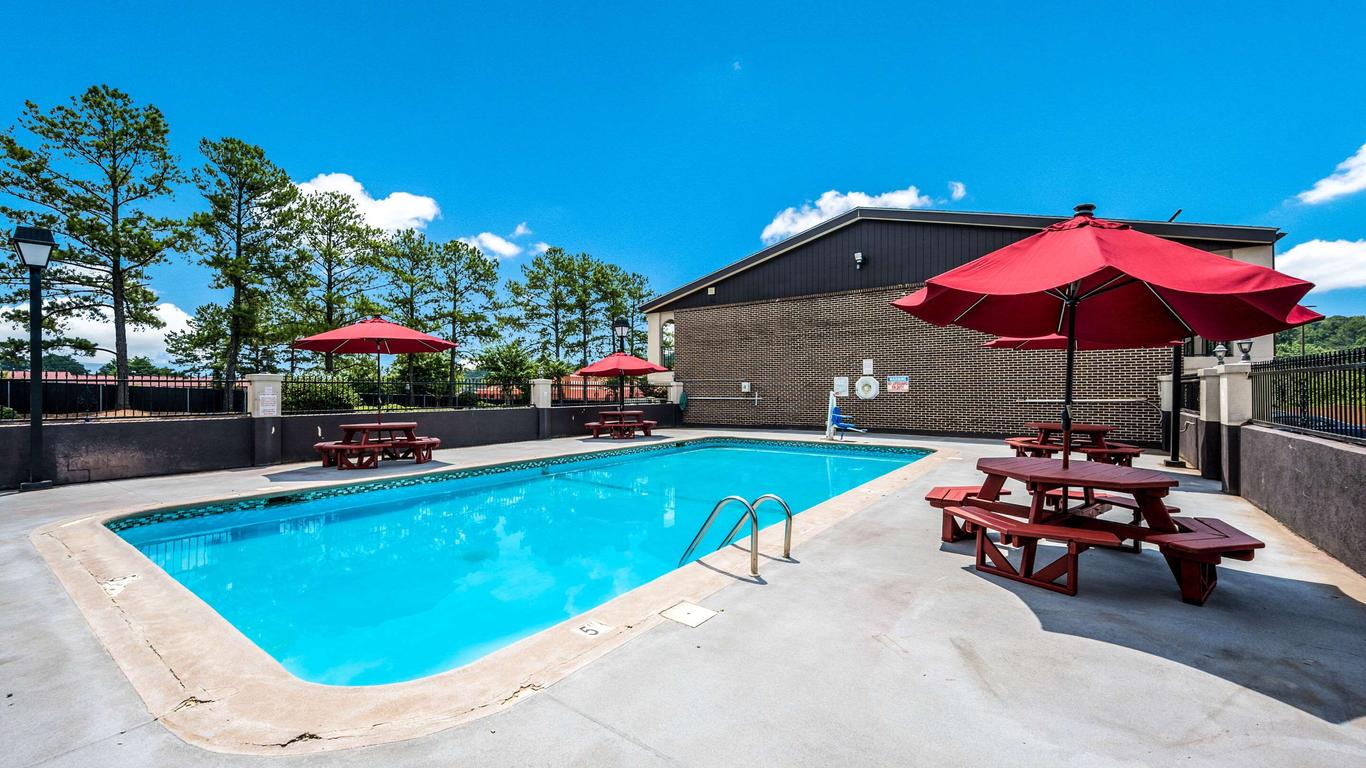 Econo Lodge Inn & Suites