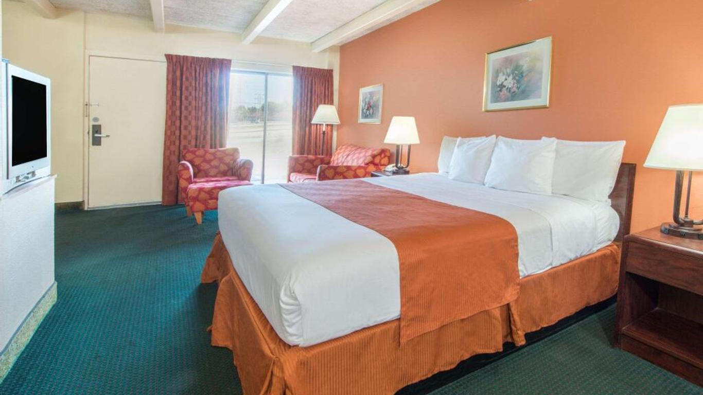 Days Inn by Wyndham St. Louis North