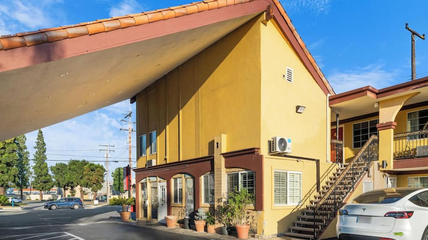 Sky Palm Motel - Orange