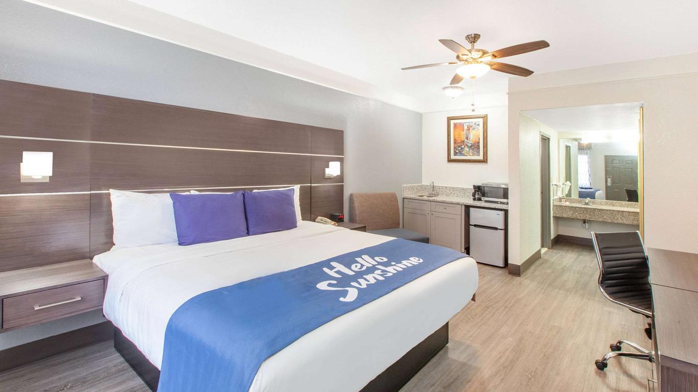 Days Inn and Suites Webster NASA-Clear Lake-Houston