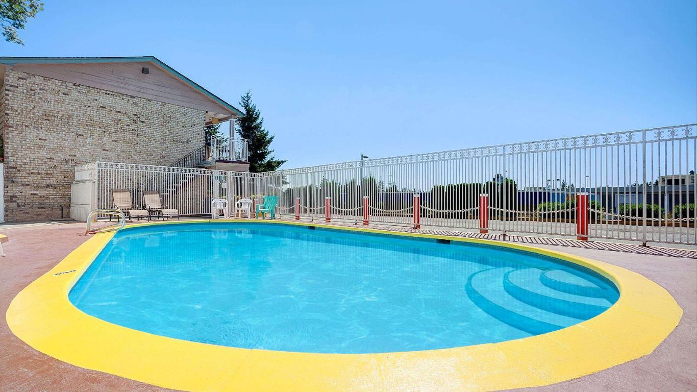 Days Inn by Wyndham Everett