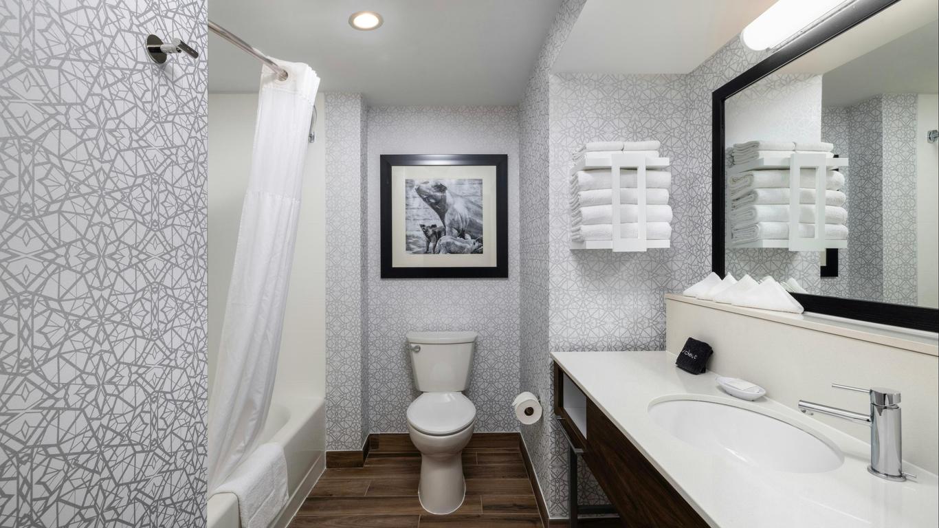Hampton Inn & Suites State College at Williamsburg Square