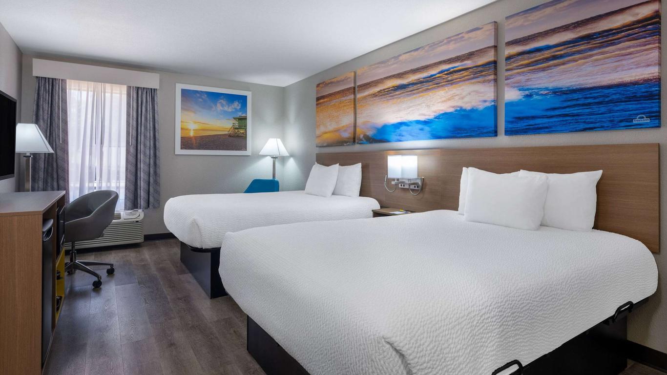 Days Inn & Suites by Wyndham Commerce