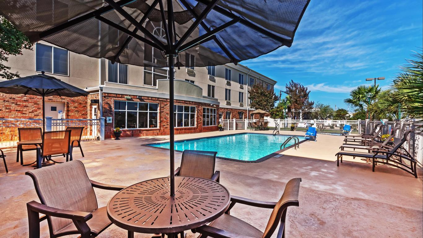 Holiday Inn Express & Suites Eagle Pass