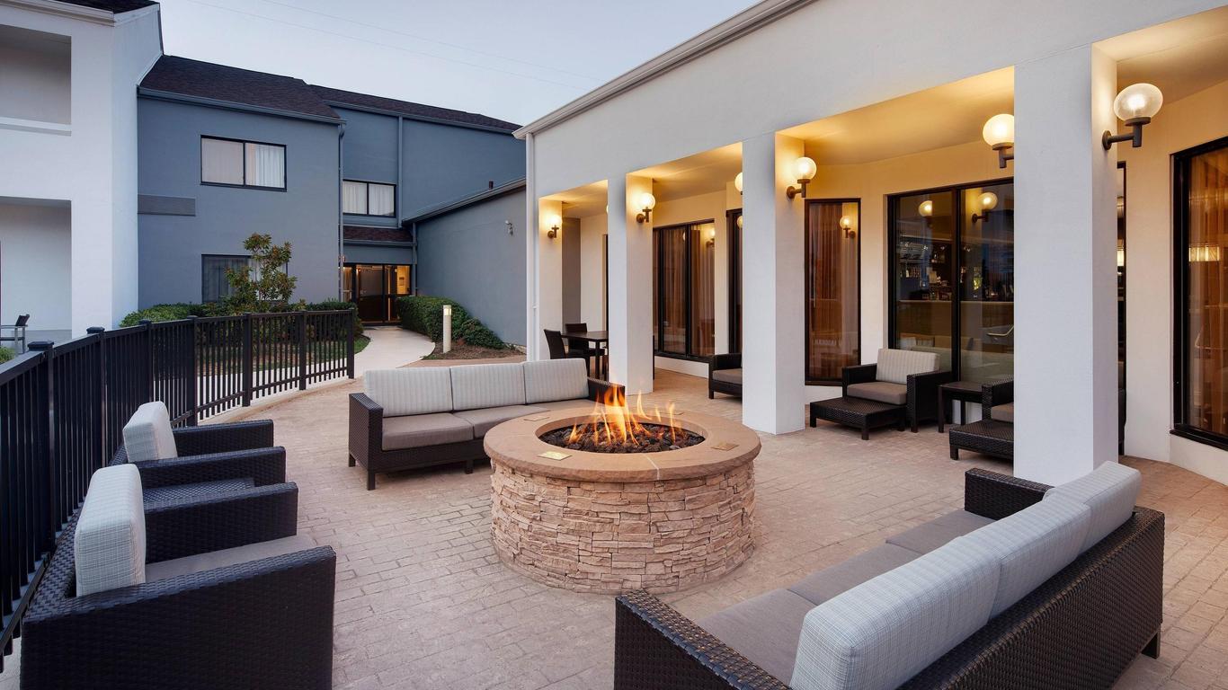 Courtyard by Marriott Dallas Addison/Midway