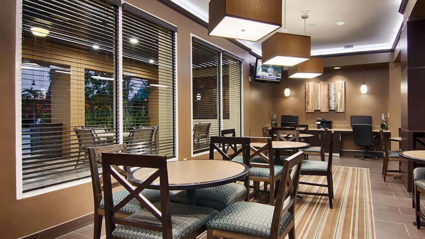Best Western Plus Seawall Inn & Suites by the Beach