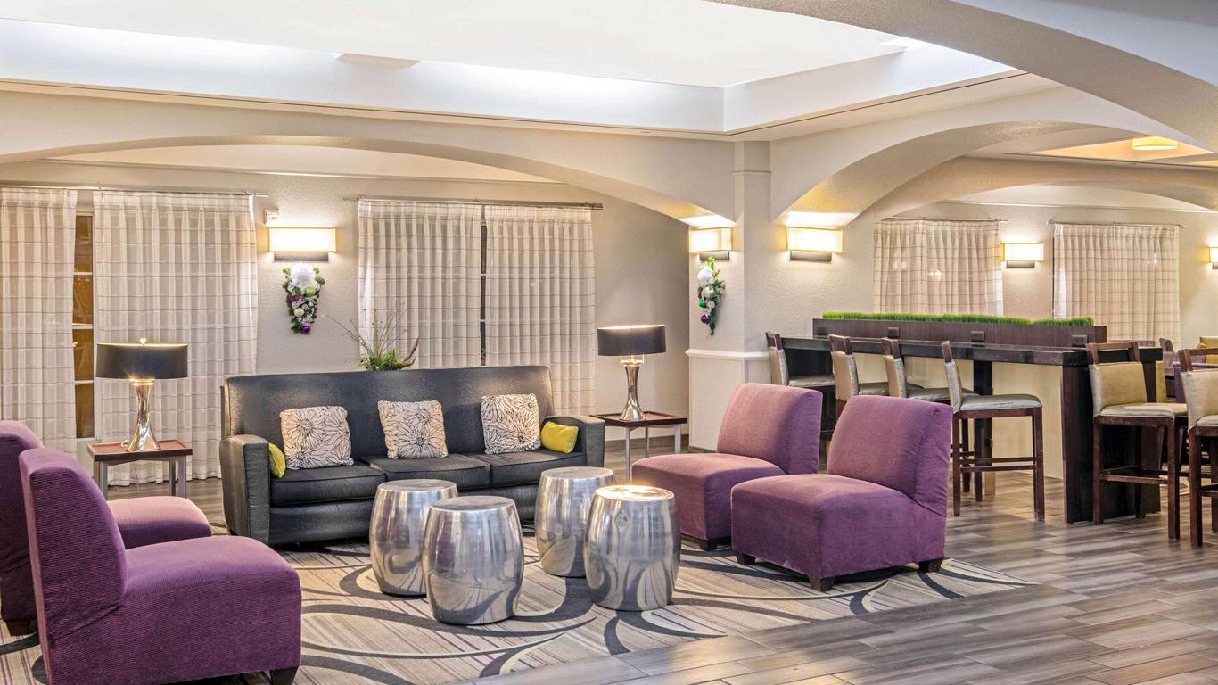 La Quinta Inn & Suites by Wyndham San Antonio Airport