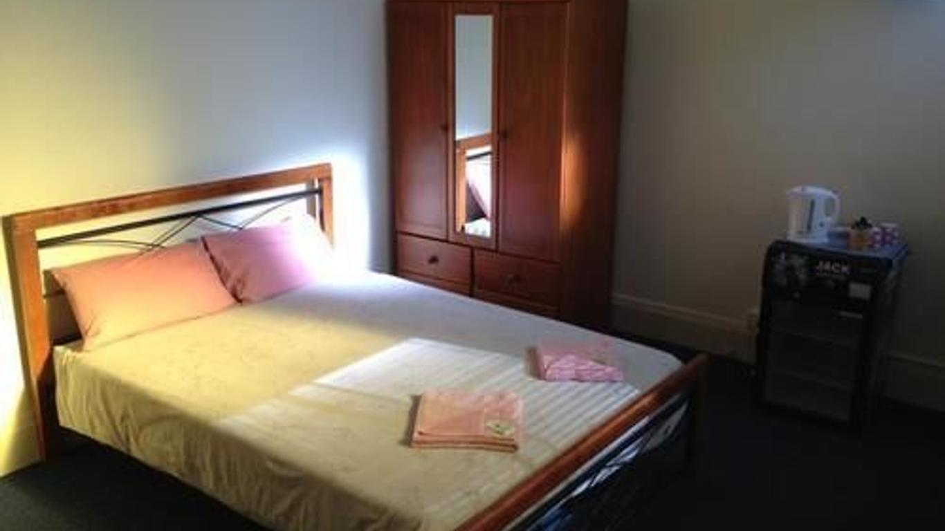 Australian Hotel