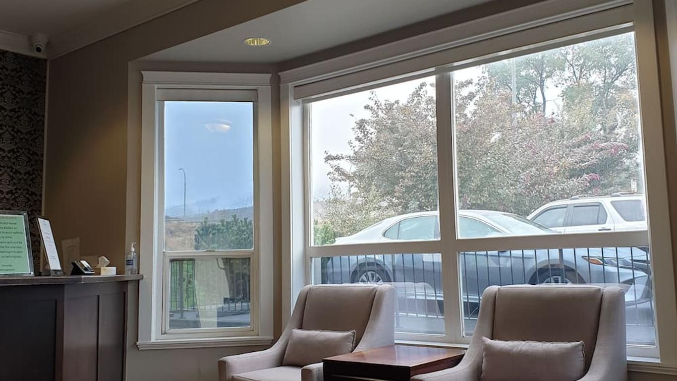 Riverland Inn & Suites