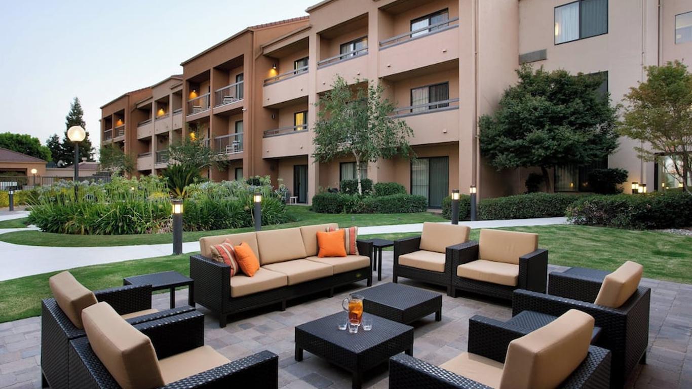 Courtyard by Marriott Bakersfield